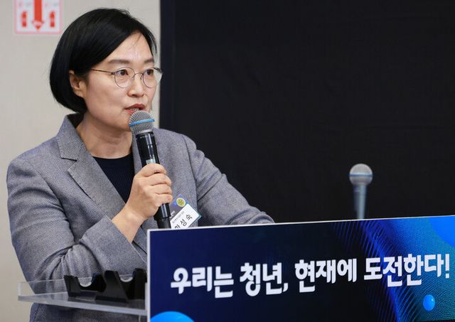 한성숙 중기부 장관이 17일 경기도 성남시 스타트업 스퀘어에서 열린 청년 스타트업 상상콘서트에서 정부의 창업벤처 정책 비전을 발표하고 있다. [사진=연합뉴스]