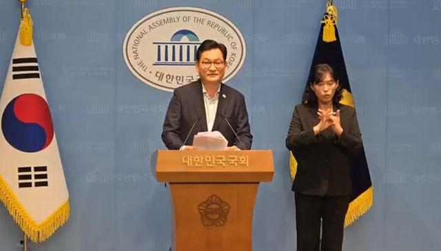 송영길 소나무당 대표가 지난 15일 오후 국회 소통관에서 미국의 관세·투자 압박정책 중단과 비자문제 해결을 촉구하는 기자회견을 하고 있다. [사진=소나무당]