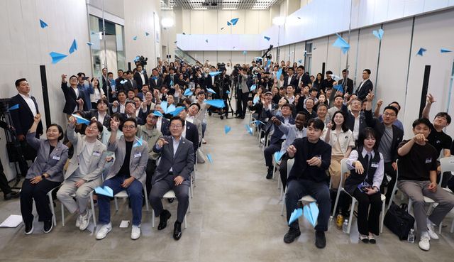 이재명 대통령이 17일 경기도 성남시 스타트업 스퀘어에서 청년 스타트업 상상콘서트를 마친 뒤 참석자들과 함께 종이비행기를 날리고 있다. [사진=연합뉴스]