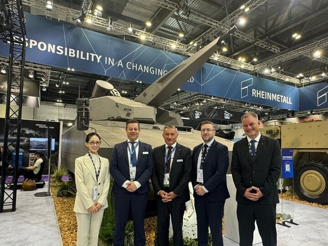 전시회에 참가한 EOS코리아,&nbsp;독일&nbsp;라인메탈,&nbsp;UAE&nbsp;칼리두스 관계자.&nbsp;[사진=EOS]