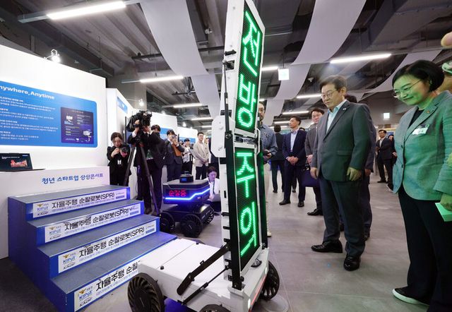 이재명 대통령이 17일 경기도 성남시 스타트업 스퀘어에서 자율주행 순찰 로봇 시연을 지켜보고 있다. [사진=연합뉴스]