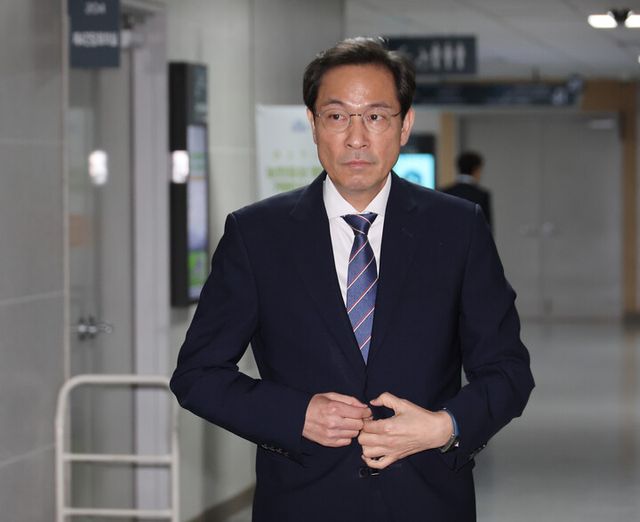 우상호 대통령실 정무수석이 지난 1일 서울 여의도 국회 의원회관에서 열린 정무위 당정협의회 회의실로 향하고 있다. [사진=연합뉴스]