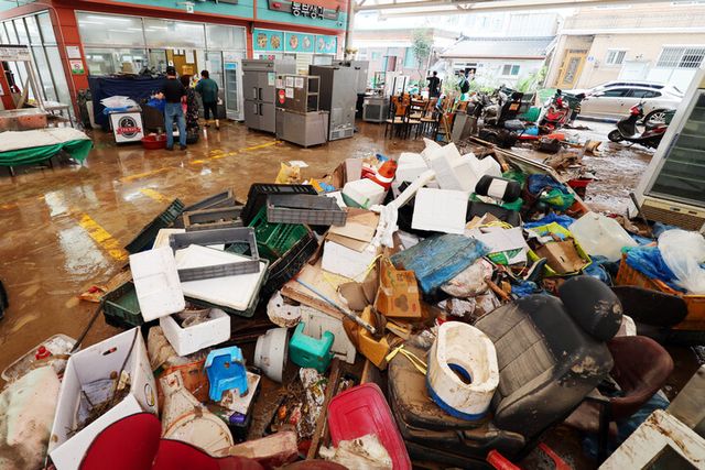 지난 8월 4일 오전 전남 함평군 함평천지전통시장에서 상인들이 수해 복구 작업을 하고 있다. 함평에는 호우 특보가 발효된 전날 하루 동안 170여㎜의 비가 내렸다. [사진=연합뉴스]