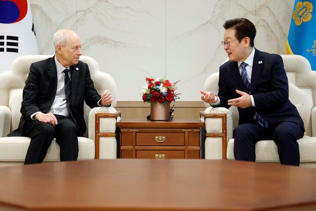 이재명 대통령이 18일 서울 용산 대통령실에서 저서 '정의란 무엇인가'로 유명한 마이클 샌델 하버드 대학교 교수를 접견하고 있다.