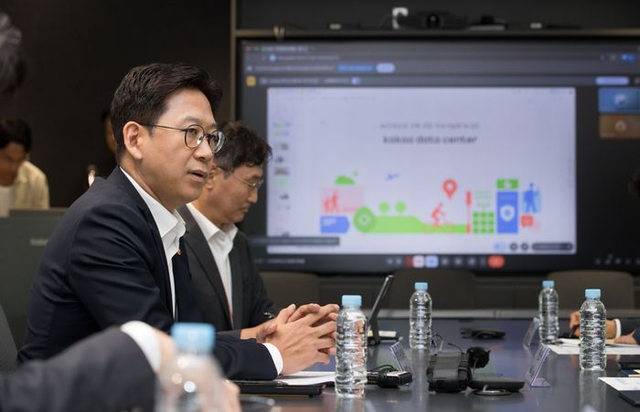 배경훈 과학기술정보통신부 장관이 지난 8월 29일 오후 경기도 안산시 상록구 카카오데이터센터 안산에서 열린 첨단 GPU 확보 및 AI 고속도로 현장간담회에서 관계자들과 토론하고 있다. [사진=과기정통부]
