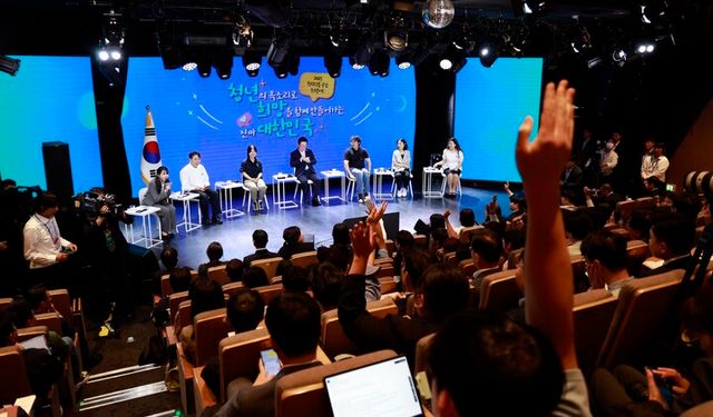 19일 서울 마포구 구름아래 소극장에서 열린 이재명 대통령과 2030 청년들의 소통·공감 토크콘서트에서 참석자들이 발언권을 얻기 위해 손을 들고 있다. 최지원 대통령실 청년담당관이 마이크를 들고 &nbsp;토크콘서트 진행을 하고 있다. [사진=연합뉴스]