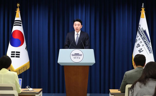 강훈식 대통령 비서실장이 19일 용산 대통령실에서 청년의 날을 맞아 진행했던 청년 주간 행사 관련 브리핑을 하고 있다. [사진=연합뉴스]