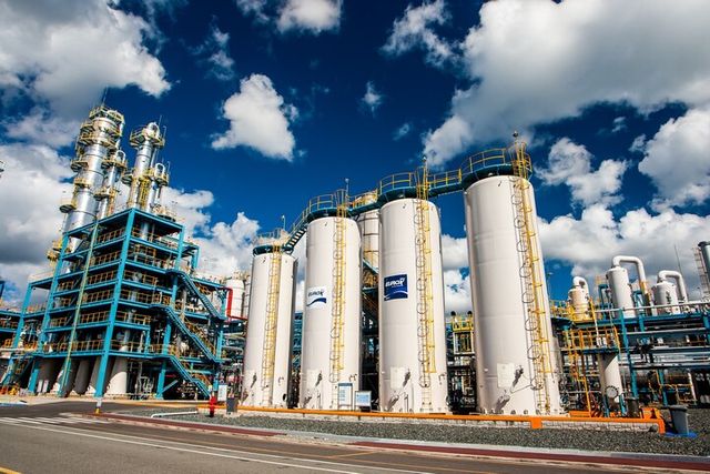 롯데정밀화학 울산공장의 유록스 생산 설비. [사진=롯데정밀화학]