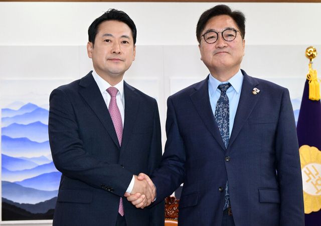 국민의힘 장동혁 대표가 2일 서울 여의도 국회에서 우원식 국회의장을 예방, 기념 촬영하고 있다. [사진=연합뉴스]