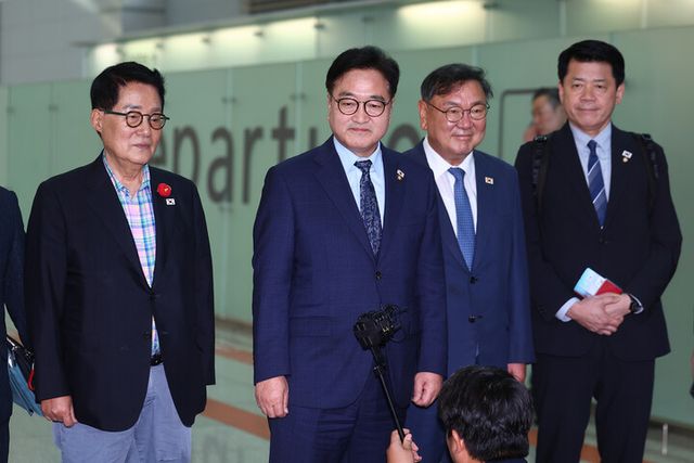 우원식 국회의장과 여야 의원들이 2일 중국 베이징에서 열리는 '항일전쟁 및 세계 반파시스트 전쟁 승전(전승절) 80주년 열병식'에 참석하기 위해 인천국제공항 제1여객터미널로 출국하기 전 취재진에 입장을 밝히고 있다. 왼쪽부터 더불어민주당 박지원 의원, 우 의장, 더불어민주당 김태년 의원, 조국혁신당 김준형 의원. [사진=연합뉴스]