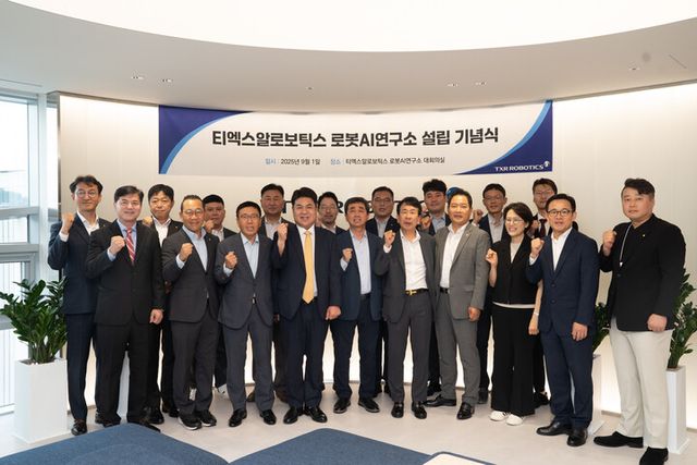 지난 1일 열린 티엑스알로보틱스 로봇AI연구소 설립 기념식. 사진 앞줄 왼쪽 두번째부터 김창은 유진아이티서비스 대표이사, 정진학 유진그룹 사장, 엄인섭 티엑스알로보틱스 대표이사, 박광호 퍼시스 대표이사, 김진구 유진그룹 부사장, 최재호 유진기업 대표이사.[사진=유진그룹]