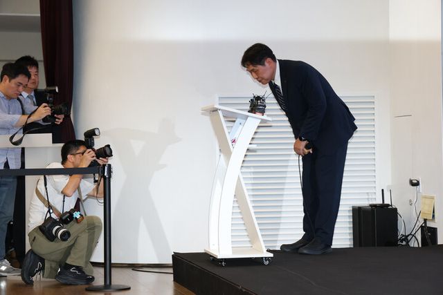 구재형 KT 네트워크부문 네트워크기술본부장이 18일 서울 종로구 KT광화문빌딩에서 사과하고 있다. [사진=KT]