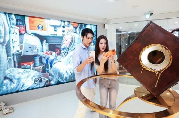 LG유플러스 모델이 팝업 전시를 소개하는 모습. [사진=LG유플러스]