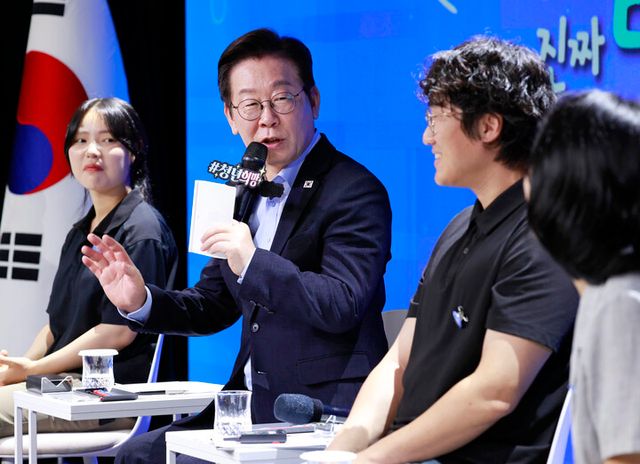 이재명 대통령이 지난 19일 서울 마포구 구름아래 소극장에서 열린 2030 청년 소통·공감 토크콘서트에서 발언하고 있다. [사진=연합뉴스]