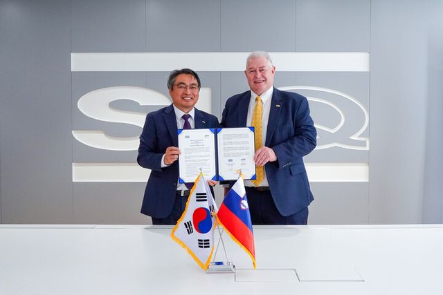 김현철 KTR 원장(사진 왼쪽)이 슬로베니아 SIQ GL 제임스 피 보예 대표와 상호 협력체계 구축을 위한 업무협약을 체결했다.[사진=KTR]