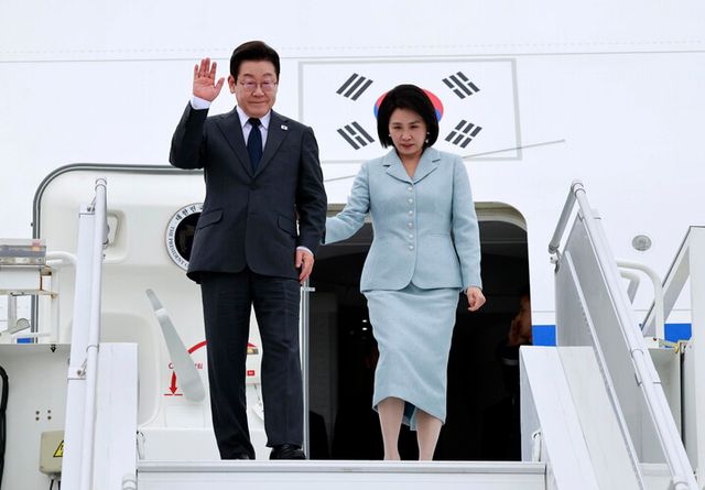 유엔총회 참석차 미국을 방문한 이재명 대통령과 김혜경 여사가 22일(현지 시각) 뉴욕 JFK공항에 착륙한 공군 1호기에서 환영객에게 인사하고 있다. [사진=연합뉴스]