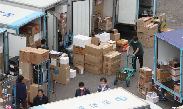 민주노총 서비스연맹 전국택배노동조합(택배노조)가 아파트 단지 내 택배차량 지상 출입금지 조치 해결을 위해 총파업에 돌입한다. [사진=연합뉴스]