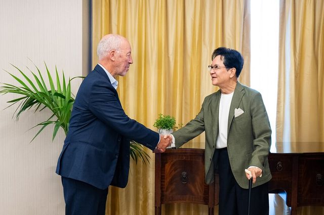 이재현 CJ그룹 회장(오른쪽)이 영국 런던에서 마이클 페인 페인 스포츠 미디어 스트래티지스 대표를 만나 악수를 나누고 있다. [사진=CJ그룹]