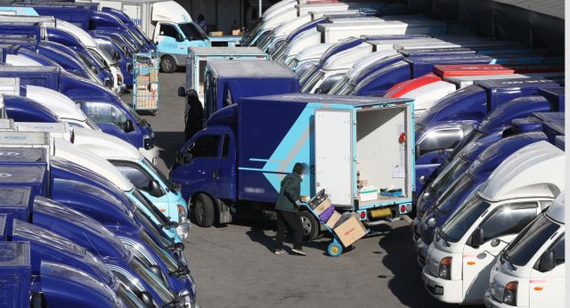 경기도 화성시의 한 택배센터에서 택배 노동자들이 배송할 물품을 차량으로 옮기고 있다. [사진=연합뉴스]