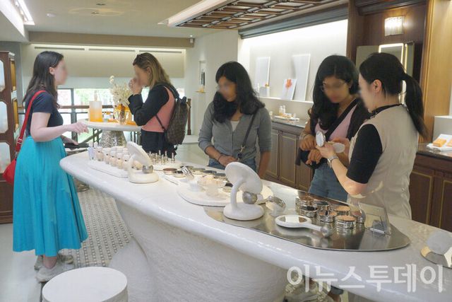 서울 종로구 ‘북촌 설화수의 집’에서 외국인 관광객들이 화장품을 살펴보고 있다. [사진=이뉴스투데이DB]