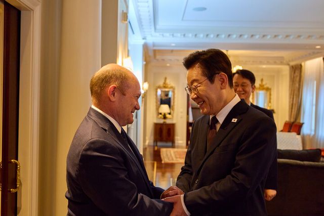 유엔총회 참석차 미국을 방문한 이재명 대통령이 22일(현지 시각) 뉴욕에서 크리스 쿤스 상원의원과 만나 악수하고 있다. [사진=연합뉴스]