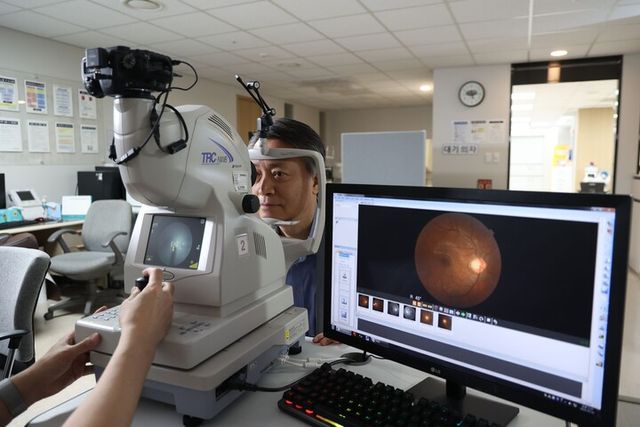망막질환 조기발견 및 관리를 위해서는 안저검사 등 정기검진을 통해 눈 상태를 점검하는 것이 중요하다. [사진=김안과병원]