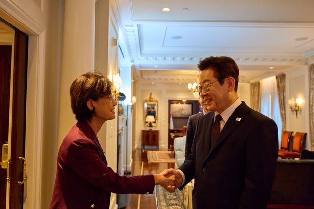 유엔총회 참석차 미국을 방문한 이재명 대통령이 22일(현지 시각) 뉴욕에서 영 킴 미 하원 외무위 동아태소위원장과 악수하고 있다. [사진=연합뉴스]