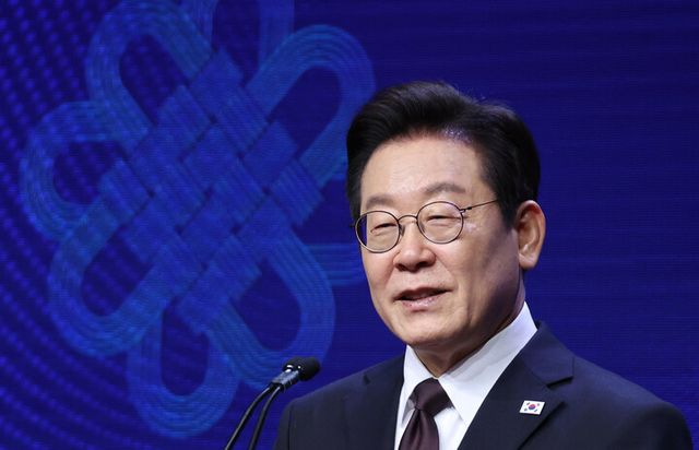 유엔총회 참석차 미국을 방문한 이재명 대통령이 22일(현지 시각) 뉴욕의 한 호텔에서 열린 동포간담회에서 인사말을 하고 있다. [사진=연합뉴스]