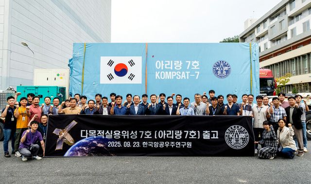 우주항공청과 한국항공우주연구원 관계자들이 23일 오전, 발사준비를 위해 남미 기아나우주센터로 떠날 다목적실용위성 아리랑 7호 앞에서 기념촬영을 하고 있다.&nbsp;[사진=우주항공청]