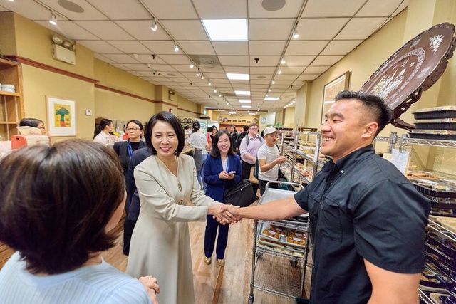 김혜경 여사가 23일(현지 시각) 뉴욕 코리아타운에 방문해 영업주와 인사를 나누고 있다. [사진=대통령실]