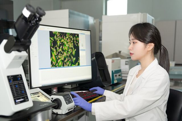 한국콜마 종합기술원에서 연구원이 연구를 진행하고 있다. [사진=한국콜마]