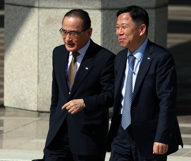 이재명 대통령의 유엔총회 참석과 뉴욕 방문을 동행 수행하는 위성락 국가안보실장(왼쪽)과 임웅순 안보2차장이 지난 22일 성남 서울공항에서 공군 1호기로 향하며 대화하고 있다. [사진=연합뉴스]