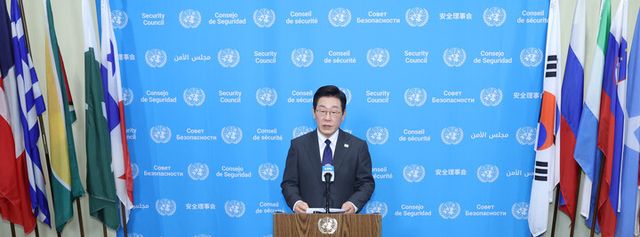 이재명 대통령이 24일(현지 시각) 미국 뉴욕 유엔본부에서 안전보장이사회 공개 토의에 앞서 약식 브리핑을 하고 있다. [사진=연합뉴스]