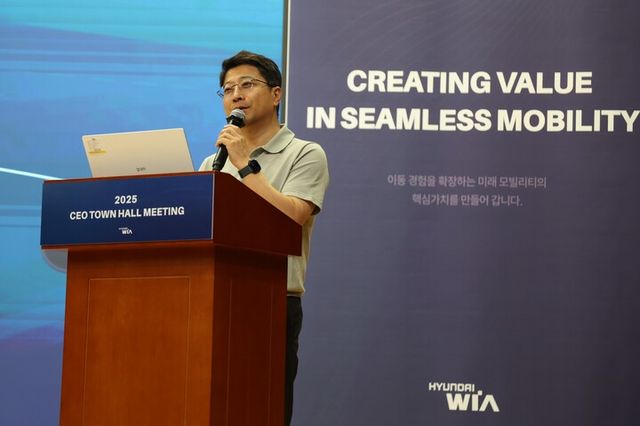 현대위아 권오성 대표이사가 23일 경기도 의왕시 현대위아 의왕연구소에서 열린 ‘CEO 타운홀 미팅’에서 경영 방향에 대해 설명하고 있다. [사진=현대위아]