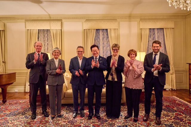 이재명 대통령이 23일(현지 시각) 미국 뉴욕의 한 호텔에서 열린 외교안보오피니언초청 만찬에서 참석자들과 기념촬영을 하고 있다.(왼쪽부터) 토마스 번 코리아 소사이어티 회장, 강경화 아시아 소사이어티 회장, 이안 브레머 유라시아그룹 회장, 이재명 대통령, 캐슬린 스티븐스 코리아 소사이어티 이사장, 수잔 엘리엇 미 외교정책위원회 회장, 다니엘 커츠-펠란 포린어페어스 편집장. [사진=연합뉴스]
