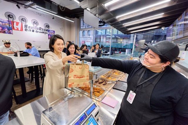 김혜경 여사가 23일(현지 시각) 뉴욕 코리아타운에 방문해 음식을 구매하고 있다. [사진=대통령실]
