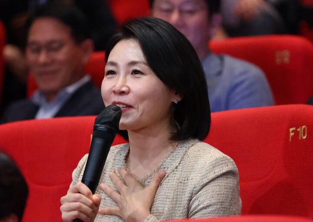 이재명 대통령과 부산을 방문한 김혜경 여사가 지난 20일 해운대구 영화의전당에서 열린 부산국제영화제 공식상영작 '극장의 시간들' 관객과의 대화에서 감독과 배우에게 질문하고 있다. [사진=연합뉴스]