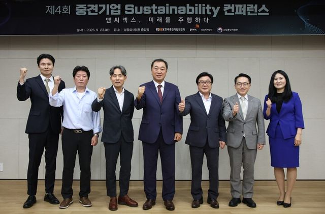 ​(왼쪽부터)최창대 삼일PwC 전무, 정영현 엠씨넥스 이사, 김재은 산업통상자원부 중견기업정책과장, 민동욱 엠씨넥스 대표이사, 임동욱 일신하이폴리 회장, 이호준 한국중견기업연합회 상근부회장, 홍지윤 삼일PwC 파트너. [사진=한국중견기업연합회]