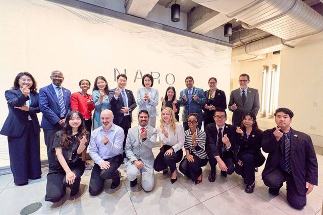 김혜경 여사가 24일(현지 시각) 오후 뉴욕 소재 한식당에서 ‘유엔 한국문화동호회(Korean Cultural Society)’ 회원들과 오찬 간담회를 갖고 기념 촬영을 하고 있다. [사진=대통령실]