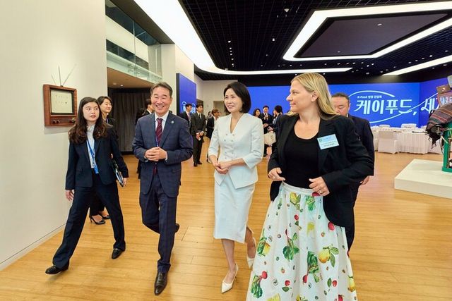 김혜경 여사는 24일(현지 시각) 오전 뉴욕한국문화원을 방문해 문화원 내 K-푸드 간담회를 위해&nbsp;이동하고 있다. [사진=대통령실]