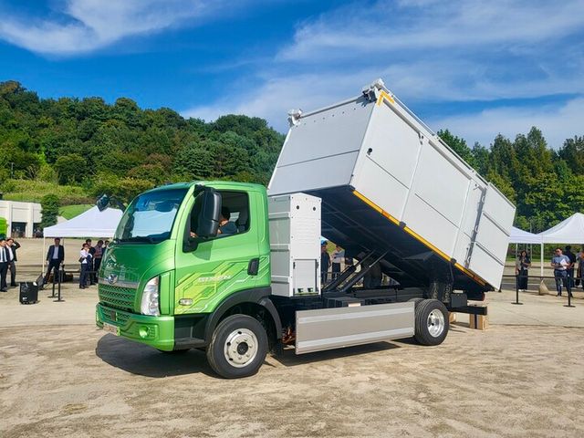 타타대우모빌리티가 서울시 친환경 청소차 시연회에서 기쎈(GIXEN) 기반 전기청소차를 선보였다. [사진=타타대우모빌리티]