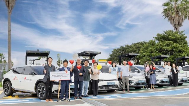 지난 25일 SK렌터카 제주지점에서 진행한 ‘2025 모빌리티 뱅크 제주 차량 전달식’ 단체 사진. (왼쪽부터) 장봉걸 SK렌터카 지속경영실장, 최성두 제주도청 복지정책과장, 김성건 제주특별자치도 사회복지협의회 사무처장 및 아가곱드래, 제주원광재가노인복지센터, 제주아이돌봄광역지원센터, 제주자립지원전담기관 관계자. [사진=SK렌터카]