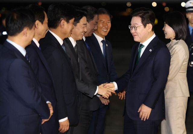 미국 방문 일정을 마치고 귀국한 이재명 대통령이 26일 성남 서울공항에서 환영나온 강훈식 대통령 비서실장을 비롯한 인사들과 인사하고 있다. (왼쪽부터) 김병욱 정무비서관, 우상호 정무수석, 강훈식 비서실장, 더불어민주당 김병기 원내대표, 정청래 대표, 이재명 대통령, 김혜경 여사. [사진=연합뉴스]