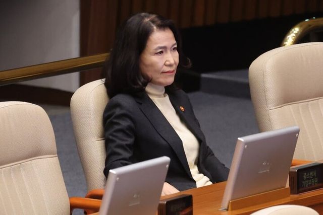 이진숙 방송통신위원장이 27일 국회 본회의에서 방송미디어통신위원회의 설치 및 운영에 관한 법률안에 대한 더불어민주당 이주희 의원의 무제한토론을 지켜보고 있다. 연합뉴스