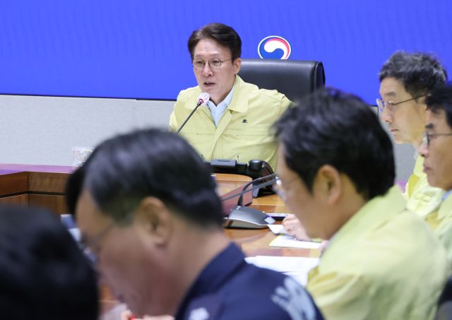 김민석 총리가 국가정보자원관리원 화재 대책회의를 주재하고 있다. [사진=연합뉴스]&nbsp;