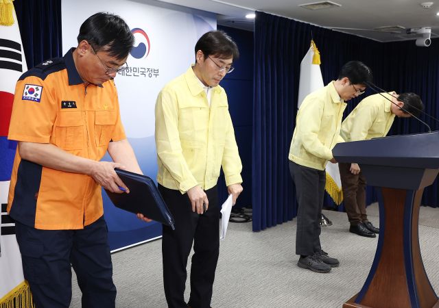 27일 오전 서울 종로구 정부서울청사 브리핑실에서 열린 '국가정보자원관리원 정부 서비스 장애 관련 브리핑'에서 김민재 행정안전부 차관을 비롯한 참석자들이 인사하고 있다. 왼쪽부터 윤상기 소방청 장비기술국장, 이용석 행정안전부 디지털정부혁신실장, 김 차관, 이재용 국가정보자원관리원장. [사진=연합뉴스]