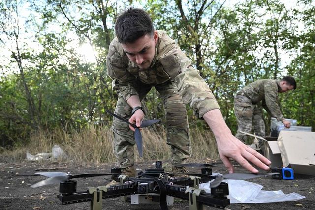 드론을 살펴보는 우크라이나 병사. [사진=연합뉴스]