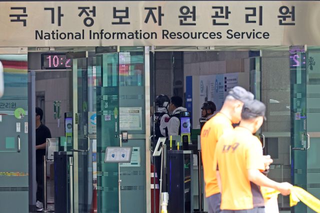 29일 오전 대전 유성구 국가정보자원관리원(국정자원) 화재 현장에서 경찰과 소방 관계자 등의 화재 정밀 감식이 진행되고 있다. 앞서 지난 26일 정부 전산시스템이 있는 국정자원에서 리튬이온배터리 화재가 발생해 정부 전산 서비스가 대규모로 마비된 바 있다. [사진=연합뉴스]