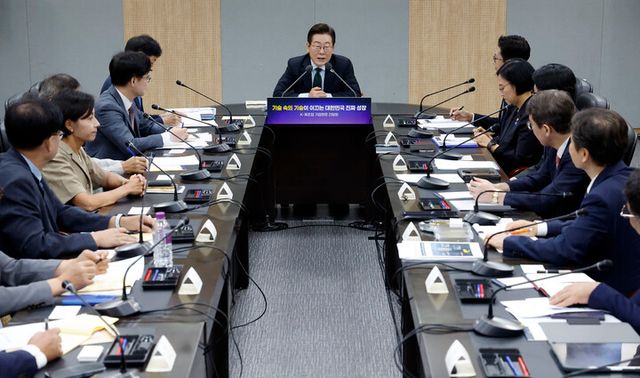 이재명 대통령이 3일 경기 안산시 새솔다이아몬드공업에서 K-제조업 기업현장 간담회를 하고 있다.&nbsp;‘새솔다이아몬드공업’은 반도체 공정의 주재료인 웨이퍼를 평탄화하는 부품을 생산하는 기업으로, 세계 시장 점유율 1위인 첨단 강소기업이라고 강유정 대통령실 대변인이 이날 브리핑을 통해 전했다.&nbsp;[사진=연합뉴스]