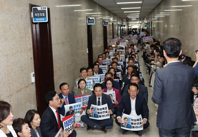 계엄 해제 표결 방해 의혹'을 수사하는 조은석 내란 특별검사팀의 국민의힘 원내대표실에 대한 압수수색 시도가 이어지고 있는 3일 국민의힘 의원들이 서울 여의도 국회 원내대표실 앞에서 긴급의원총회를 열고 피케팅을 하고 있다. [사진=연합뉴스]